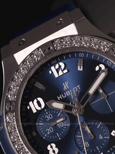 Quan sát chi tiết logo và mặt số